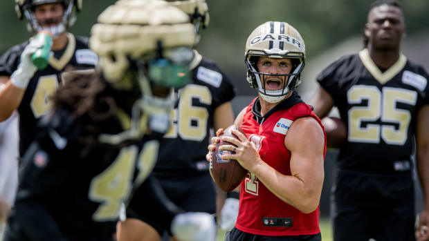 Derek Carr sets to throw to Alvin Kamara during Saints minicamp.